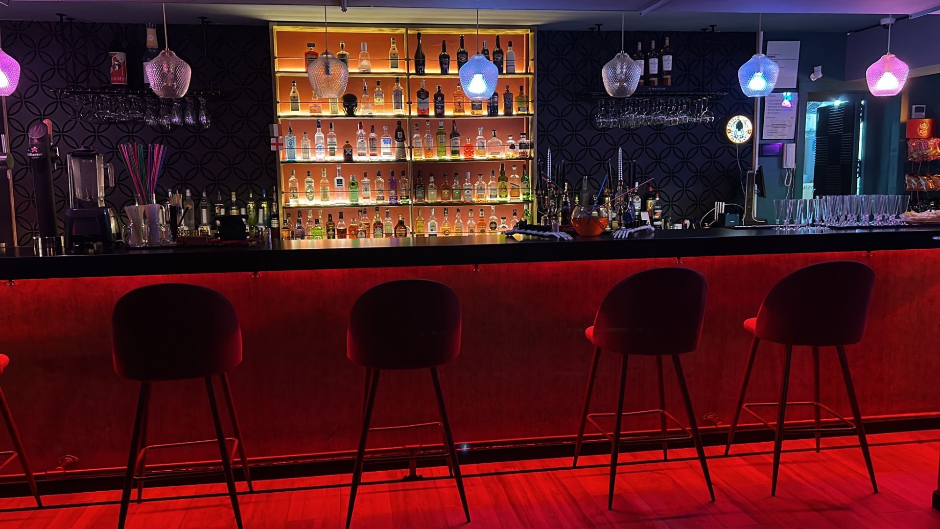 Barra iluminada de Torque Lounge con su colección de botellas