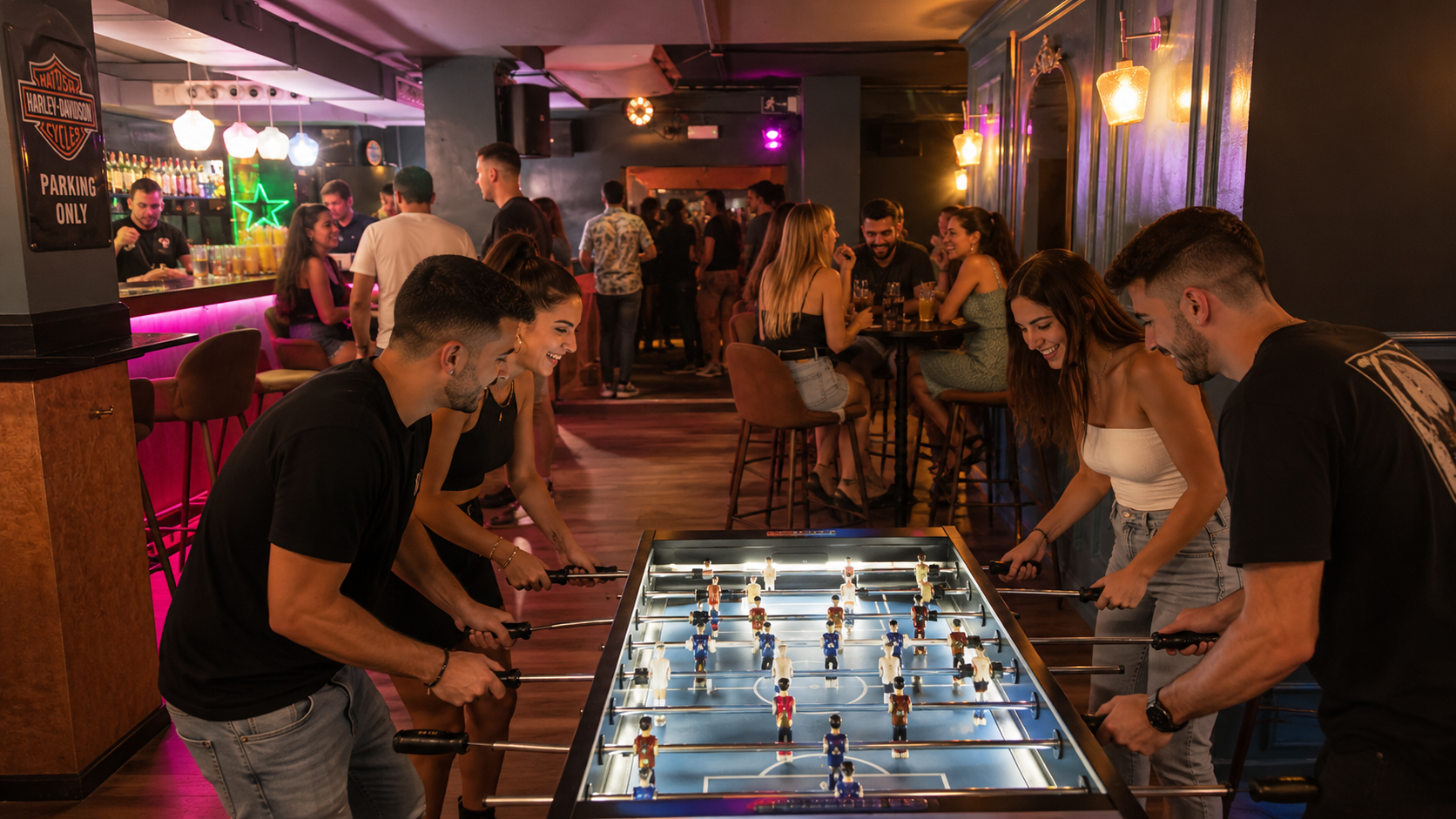 Grupo de amigos jugando al futbolín