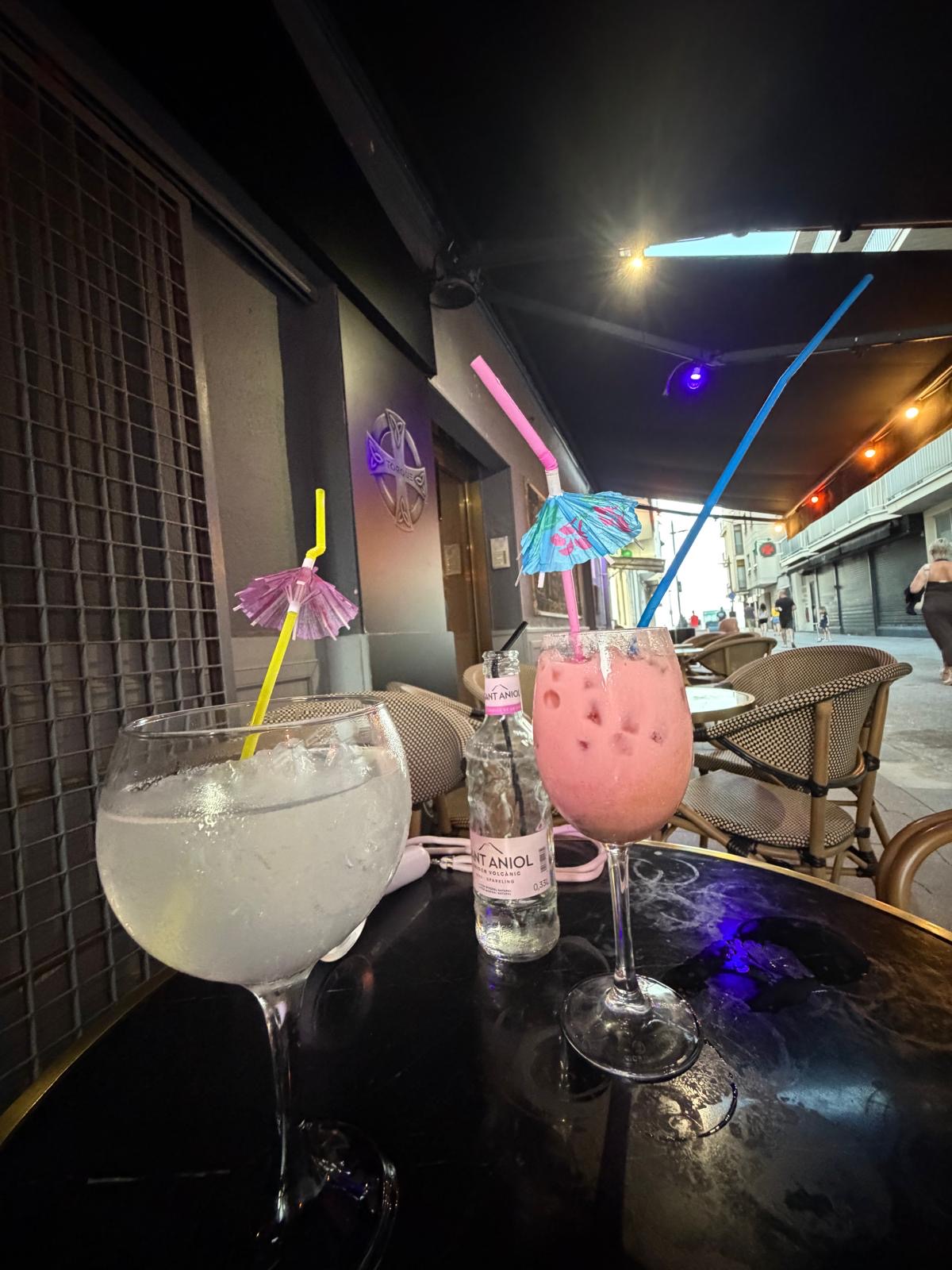 Copas en la terraza exterior de Torque Lounge en Calafell