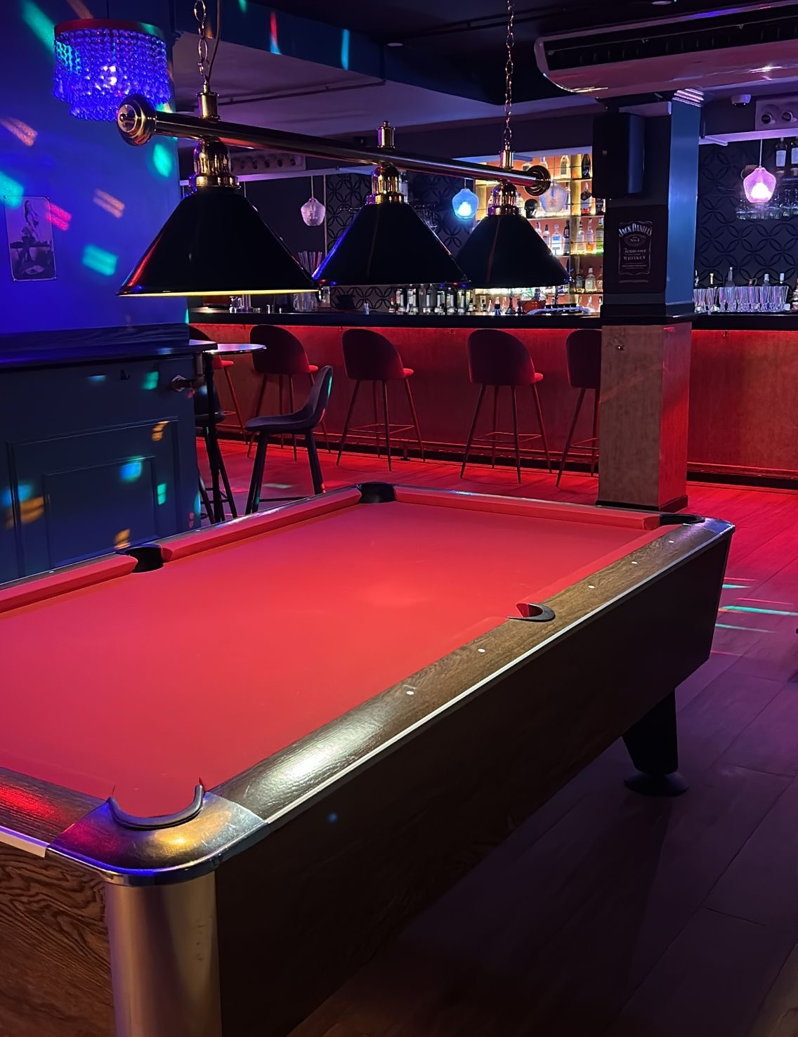 Mesa de billar iluminada y barra roja de Torque Lounge