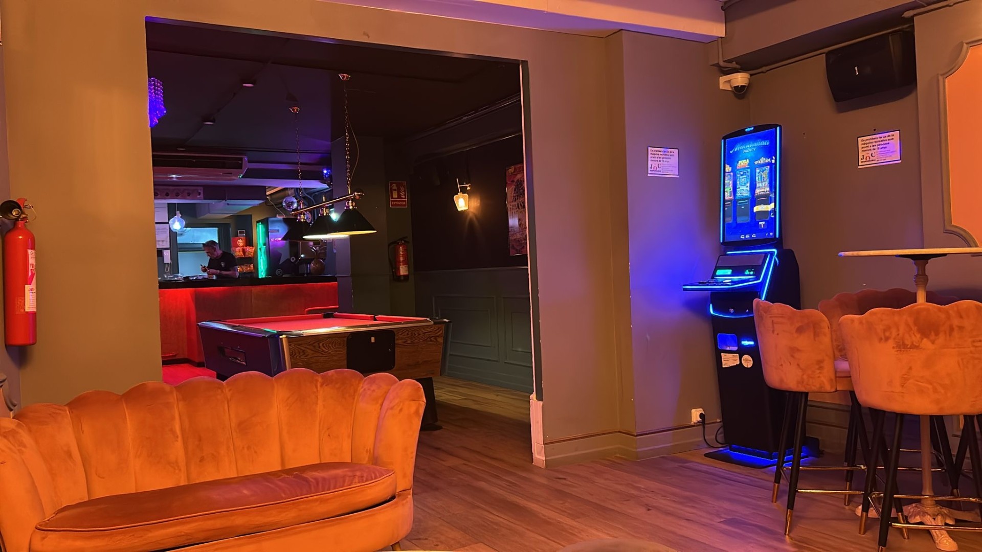 Zona de sofás de terciopelo y mesas altas en Torque Lounge